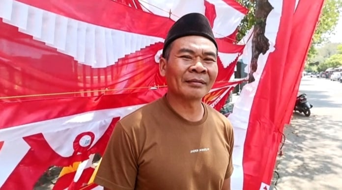 Seasonal Flag Sellers in Nganjuk Complain About Dropping Sales Ahead of August 17