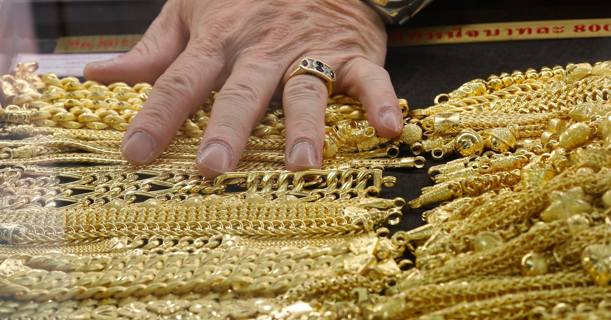 أكبر انخفاض أسبوعي للذهب منذ 1983 مع تحول أصول الملاذ الآمن جراء الحرب في إيران