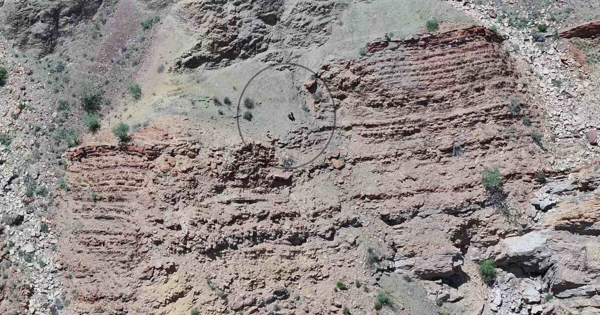 شرطة دبي تنقذ متنزهين عالقين في جبال حتا