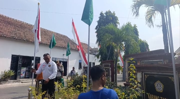 Jombang Residents Fly NU Flag Alongside Red and White