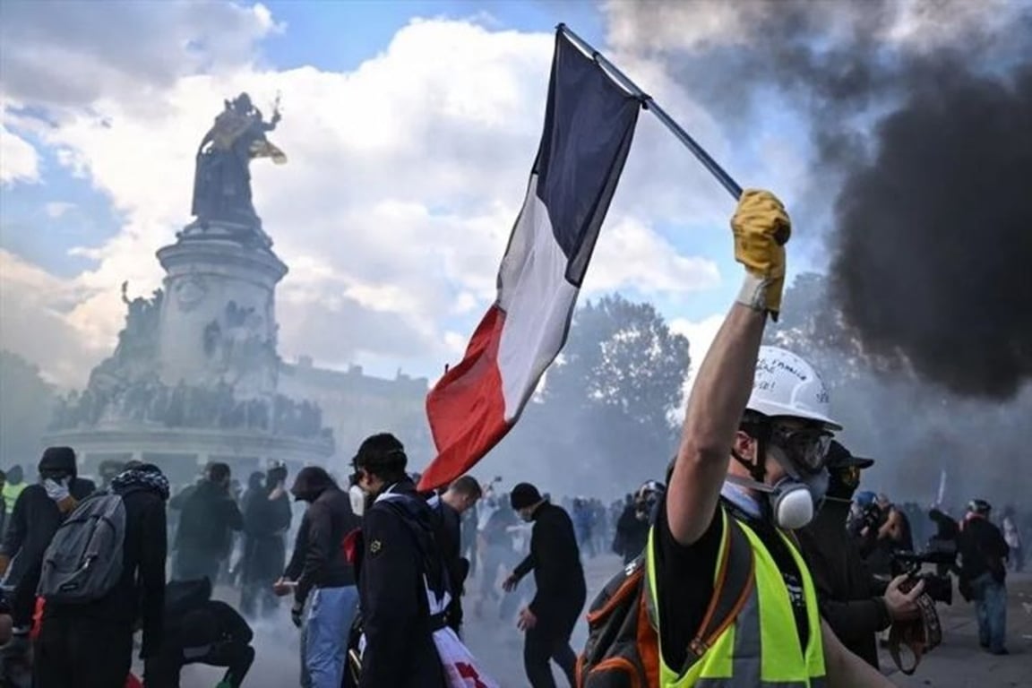 فرنسا تحتدم: فشل النظام الاقتصادي، والمهاجرون كبش فداء
