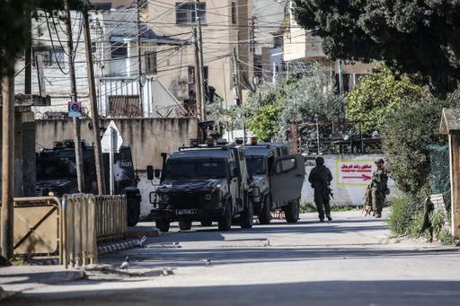 مستوطنون غير شرعيين يقتحمون مدرسة فلسطينية ويستبدلون العلم بإسرائيلي