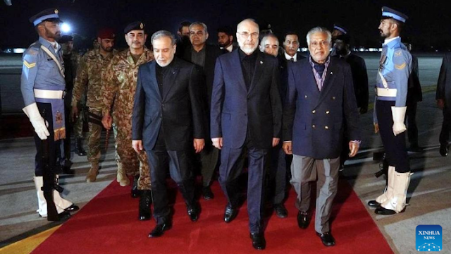 وفد إيراني يصل إلى باكستان للمفاوضات السلام مع أمريكا مع تحذير من تجربة الخيانة الأميركية