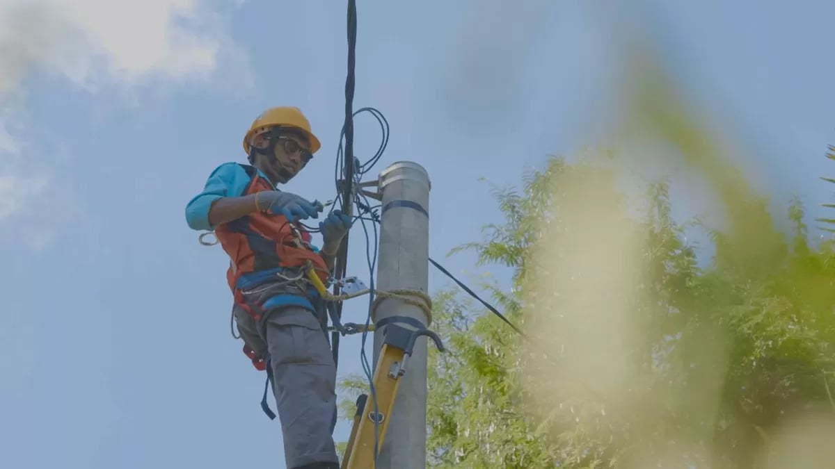 149 عائلة في نويموكي، نوسا تينجارا الشرقية، يستمتعون الآن بكهرباء PLN على مدار 24 ساعة