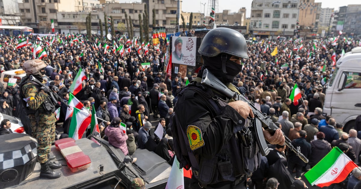 الرسائل المختلطة لإيران تكشف قبضة الحرس الثوري على قرارات الحرب