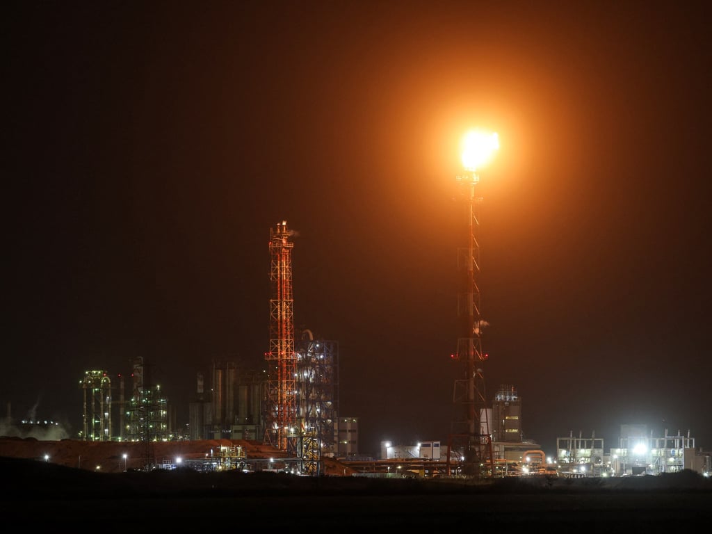 Kilang Minyak Haifa Diserang dalam Eskalasi Iran-Israel