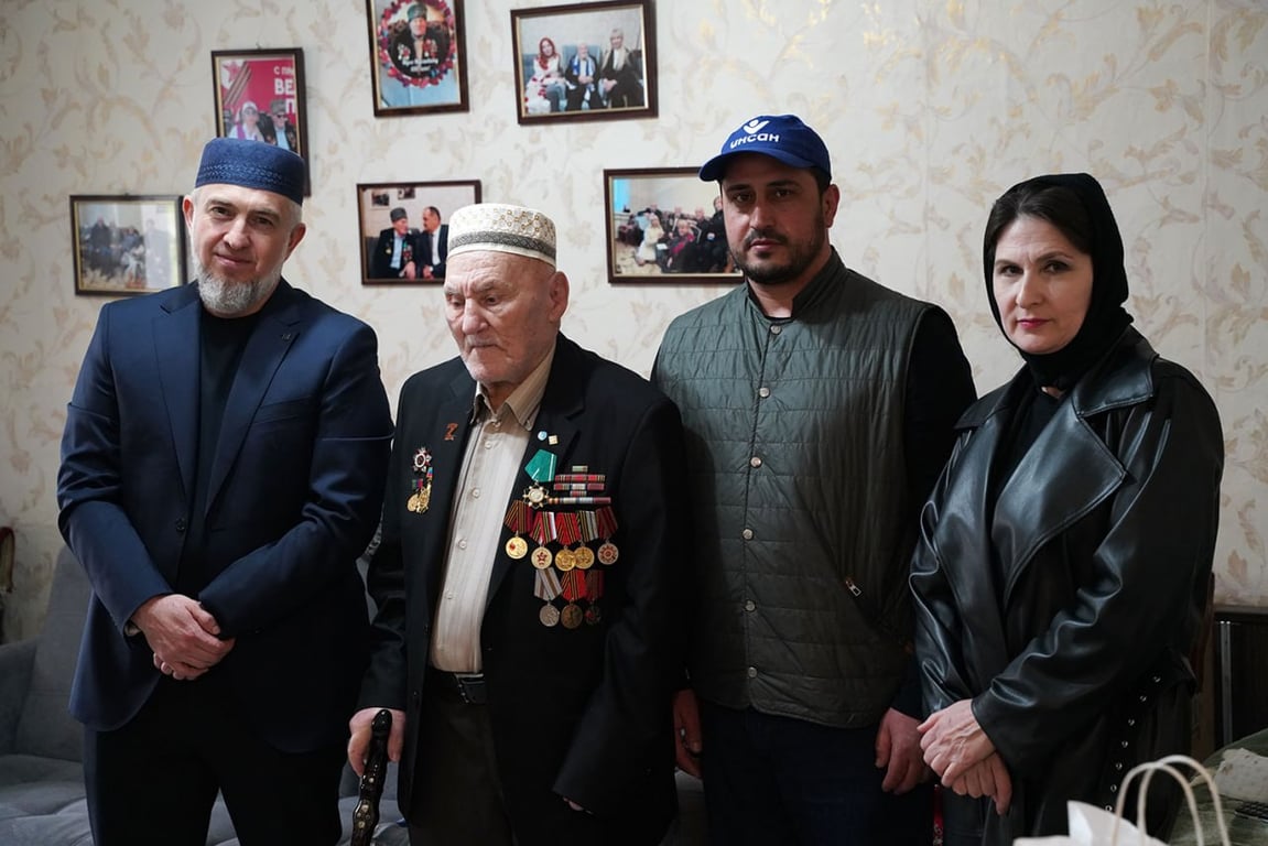 Имам Каспийска поздравил ветерана ВОВ
