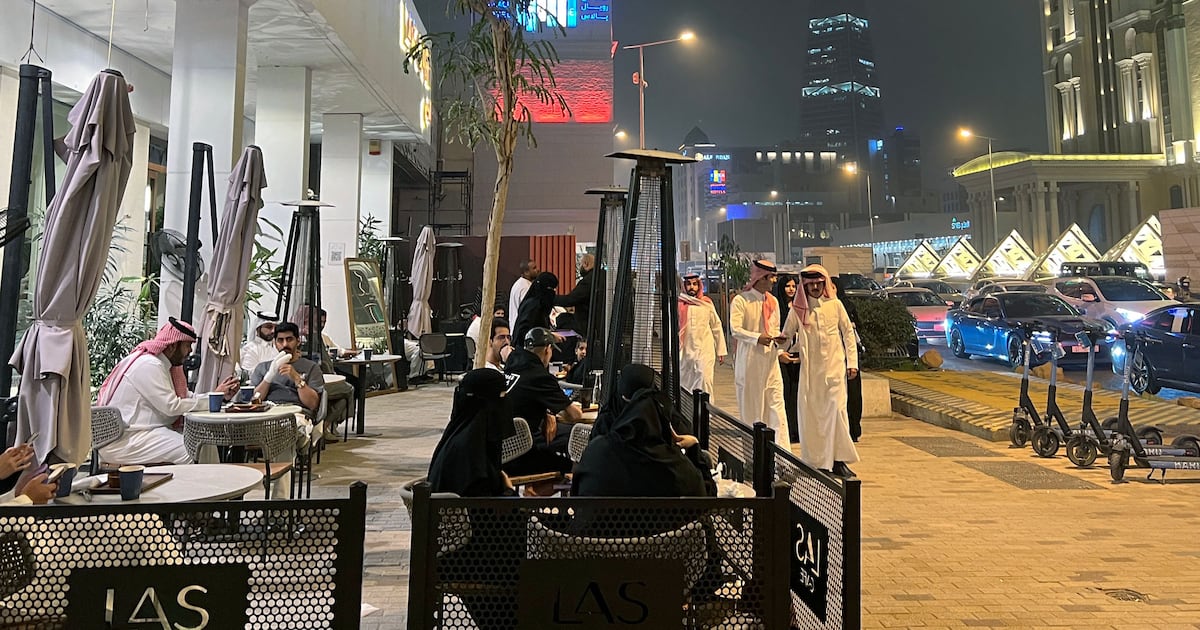 Aktivitas bisnis non-minyak Arab Saudi turun pertama kali sejak 2020 akibat konflik regional.