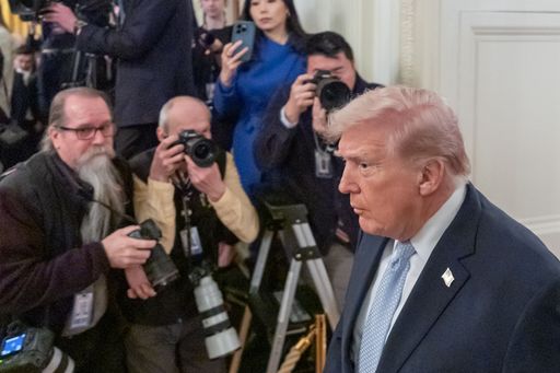 ترامب يؤجل ضربات إيران، ويصف المحادثات بـ "المثمرة"