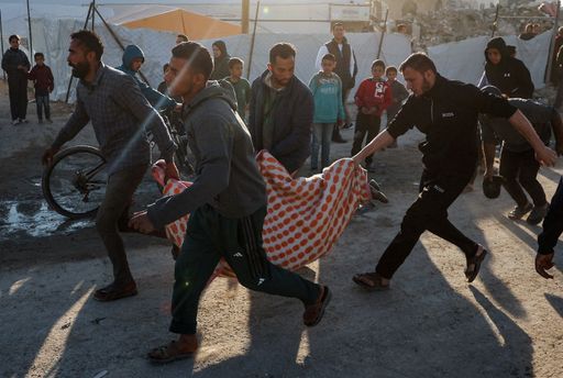 غارة إسرائيلية تُفطر الهدنة وتقتل مسعفاً ومدنيين بالقرب من مسجد في غزة