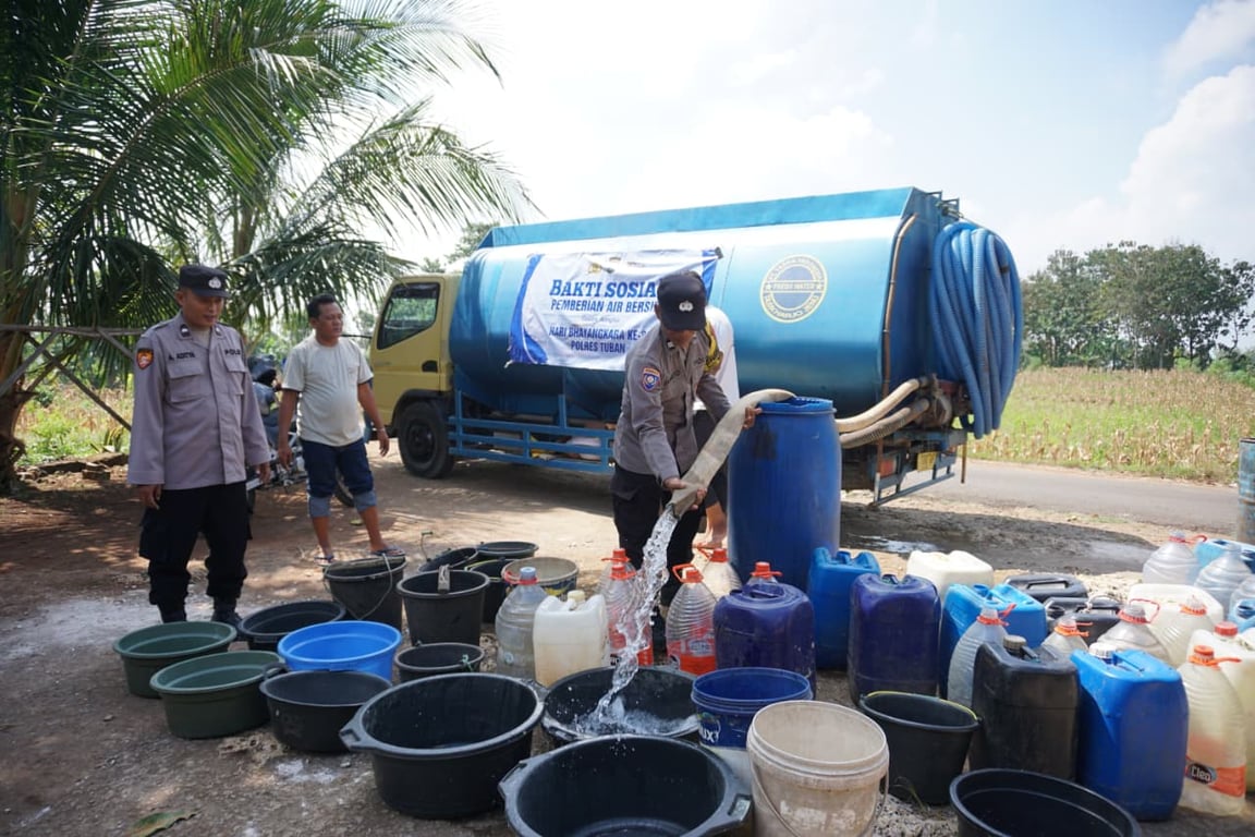 Peduli Warga Terdampak Kemarau, Polres Tuban Nyalurake Puluhan Ribu Liter Banyu Resik