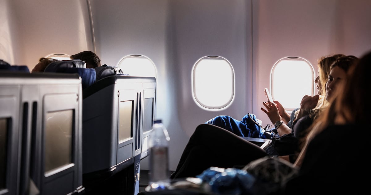 لماذا تستغرق الرحلات الجوية من الإمارات وقتًا أطول – وتكلّف أكثر