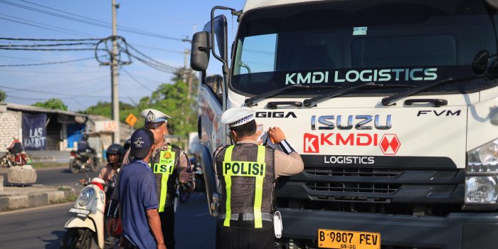 Gresik politsiya boshqarmasi Pantura yoʻnalishidagi ish vaqtini buzgan oʻnlab yuk mashinalariga qarshi choralar koʻrdi