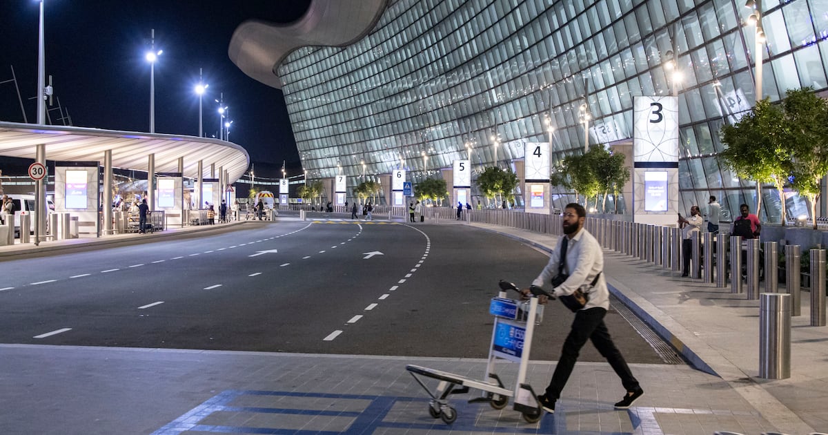 UAE to pay for hotels and meals for stranded tourists until Iran crisis ends