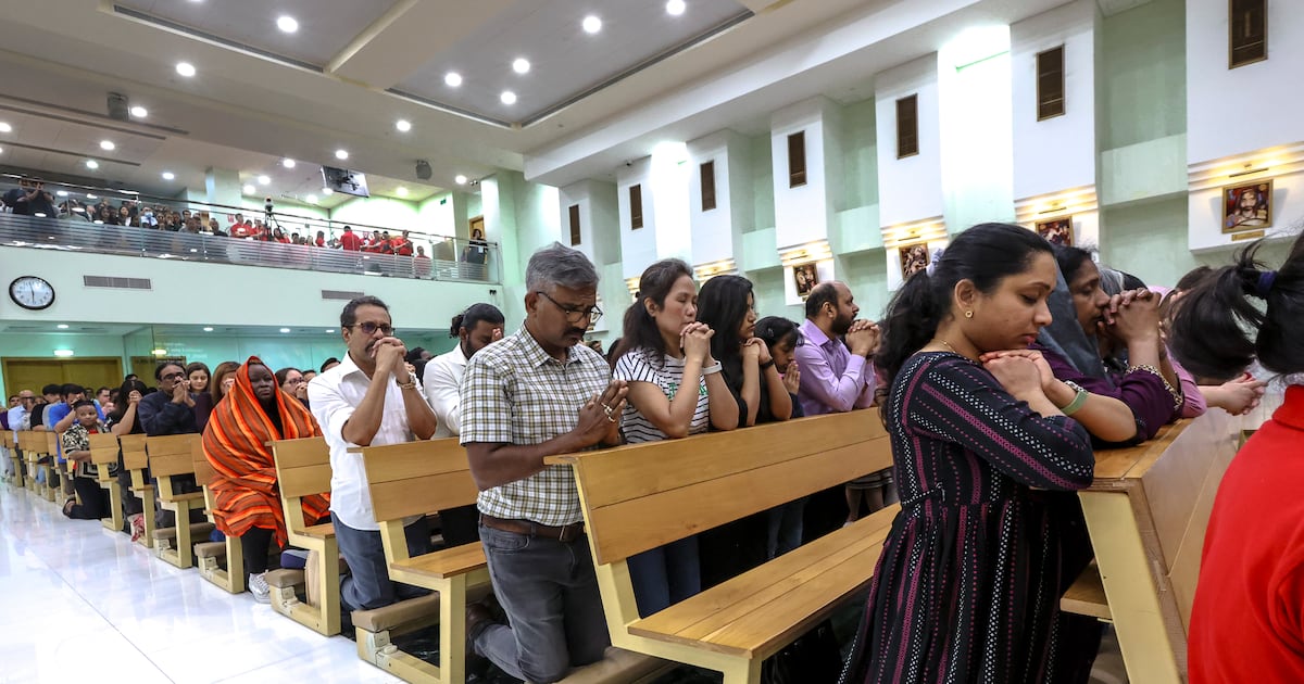 Birlashgan Arab Amirliklaridagi nasroniylar Pasxa bayramini nishonlashga toʻsqinlik qilayotgan Eron urushi tufayli cherkovlarda va uyda tinchlik uchun ibodat qilmoqda