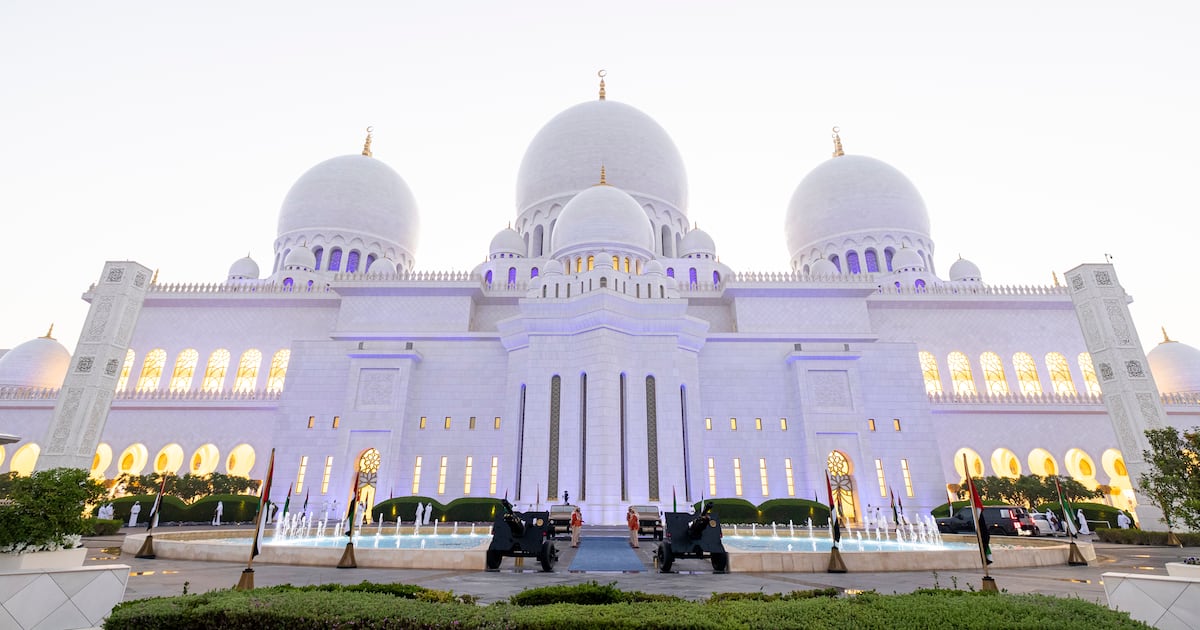 Jadwal Eid Al Fitr 2026 & Pengaturan Sholat di UAE