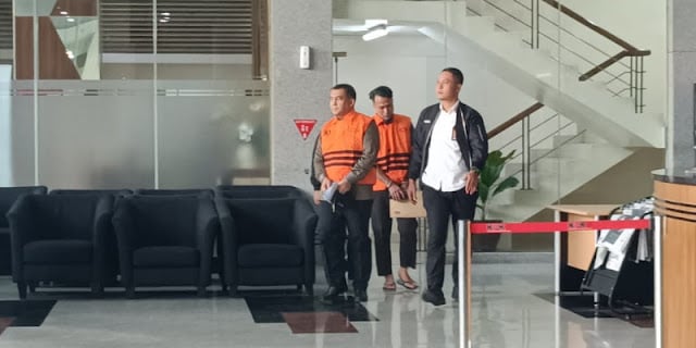 Deputy Minister of Immigration and Corrections Silmy Karim Officially Wears KPK Orange Vest Alongside 7 Subordinates
