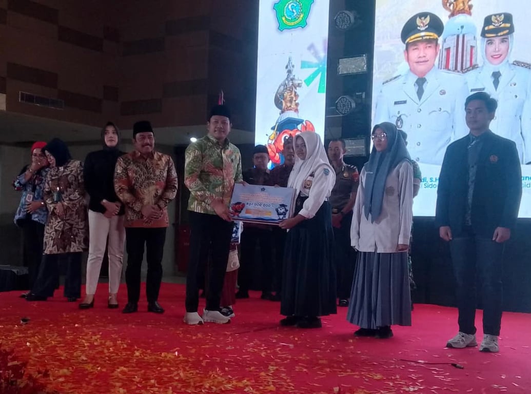 4,000 Scholarships for Orphans and Underprivileged Children in Sidoarjo, Regent Ensures Education Access