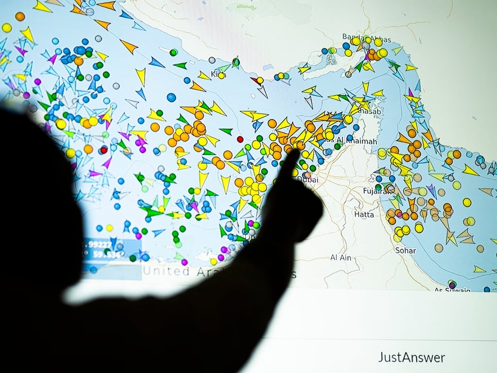 Eronning Hormuz bo'g'ozidagi strategiyasi global iqtisodiyotga ta'sir qilish kuchiga olib kelinadigan atom bombasi bilan taqqoslanadi