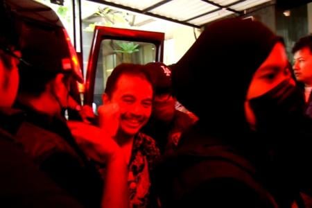 Roy Suryo Polda Metroga yetkazish arafasida keldi, mushtini ko‘tardi