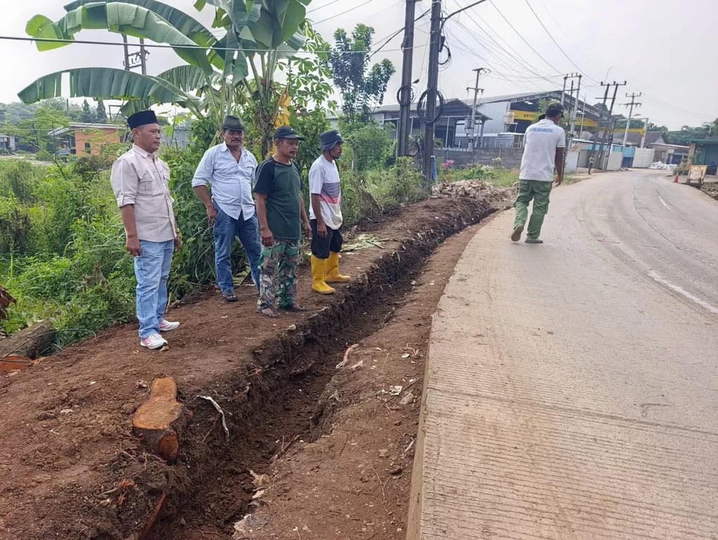 Jalan Utama Desa Burangkeng Kerap Macet, Kades Lakukan Pelebaran Swadaya