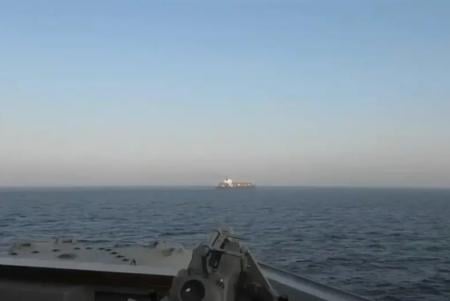 Eron AQShning Xormuz bo'g'ozida yuk kemasini tortib olishini qattiq qoraladi