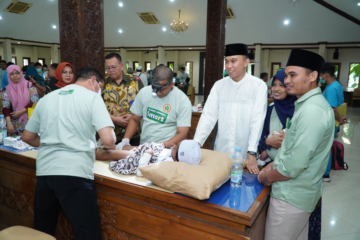 Hundreds of Kids in Lamongan Join Free Mass Circumcision, Get Pocket Money and Certificates