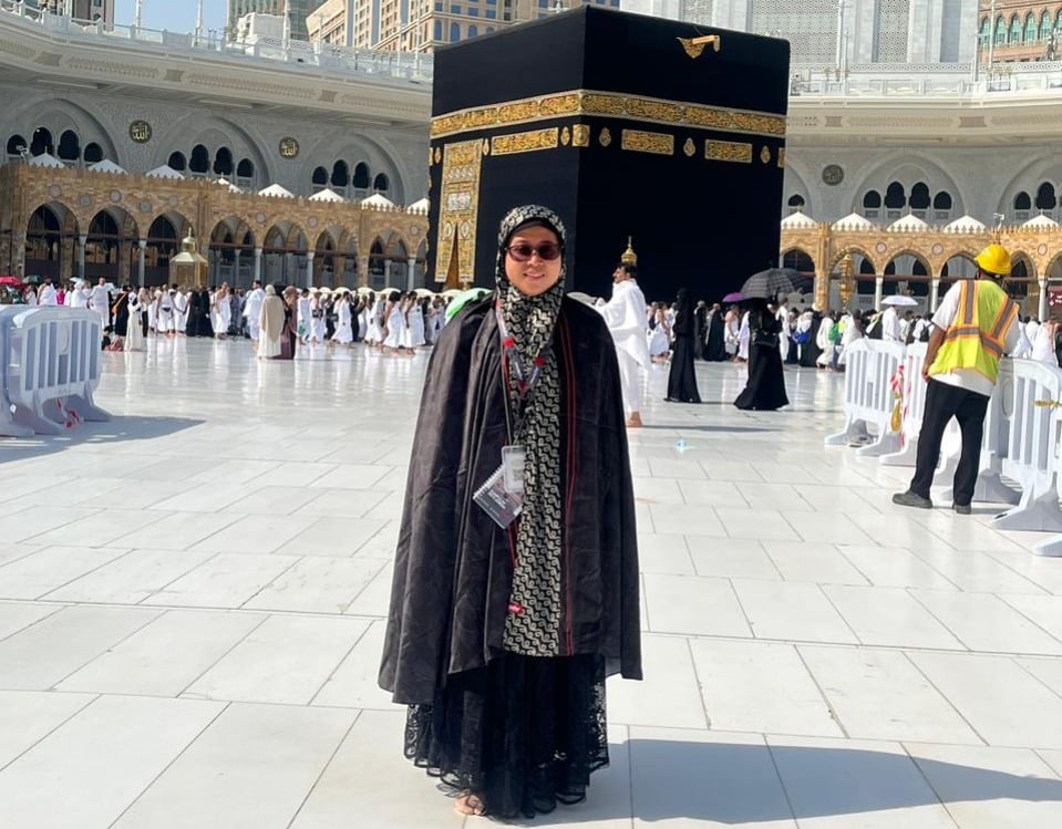 Tears of Gratitude from a Preschool Teacher in the Holy Land, 17 Years of Service Rewarded with Umrah Gift from the National Police Chief