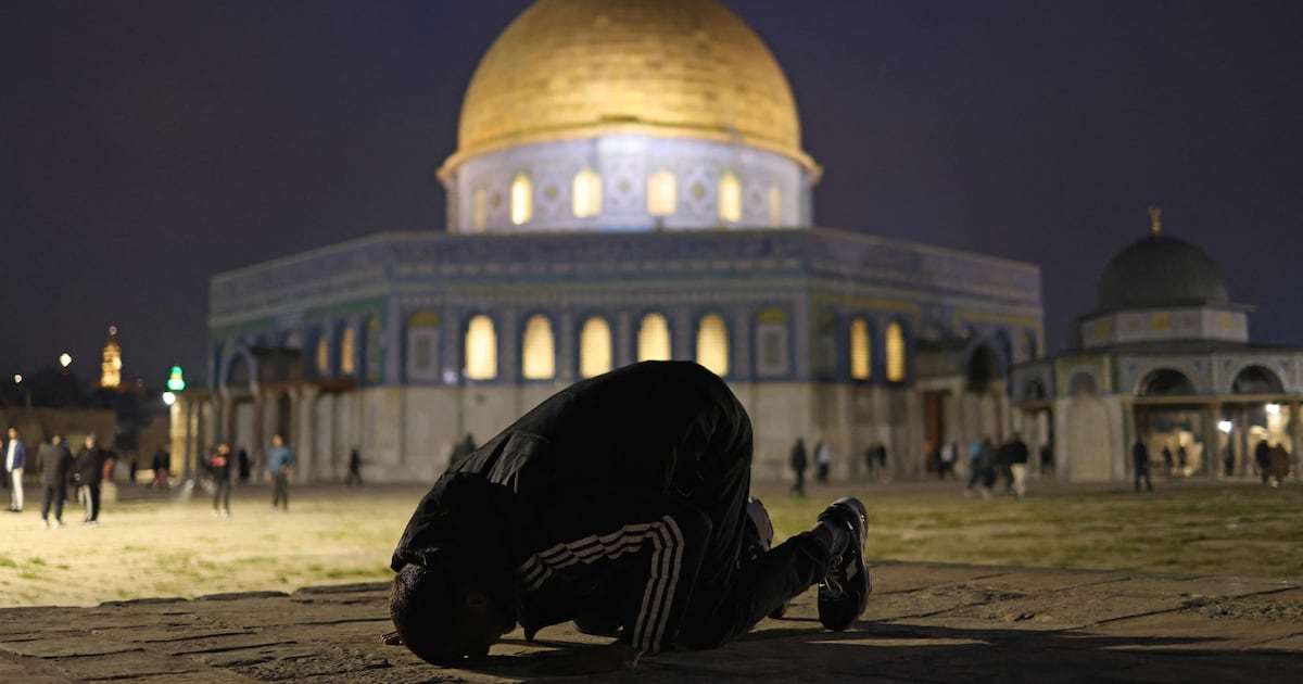Al Aqsa masjidi 40 kunlik Isroil tomonidan yopilganidan soʻng qayta ochildi, minglab namozxonlar cheklovlar ostida ertalab namozini oʻqidi
