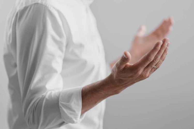 ۷ دعا برای صبر در مواجهه با آزمایش: عربی، لاتین و معنی آن