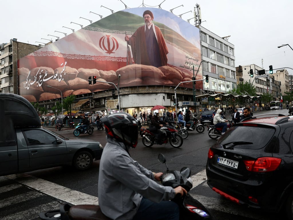 Iran’s currency falls to new low as US blockade, sanctions impact trade