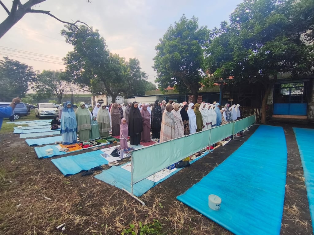 Nimêja Cejnê li Mizgefta Nurul Azhar Bû Ciwîna Hevgirtinê ya Rûniştvanên Ji Ber Herma Lapindo Bandor Bûne