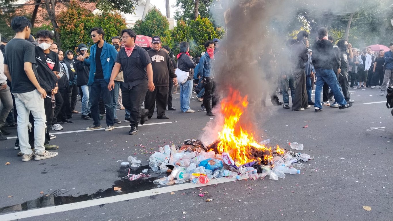 Thousands of Surabaya Students Rally with 16 Demands, from Stopping MBG to Revoking TNI/Polri Law