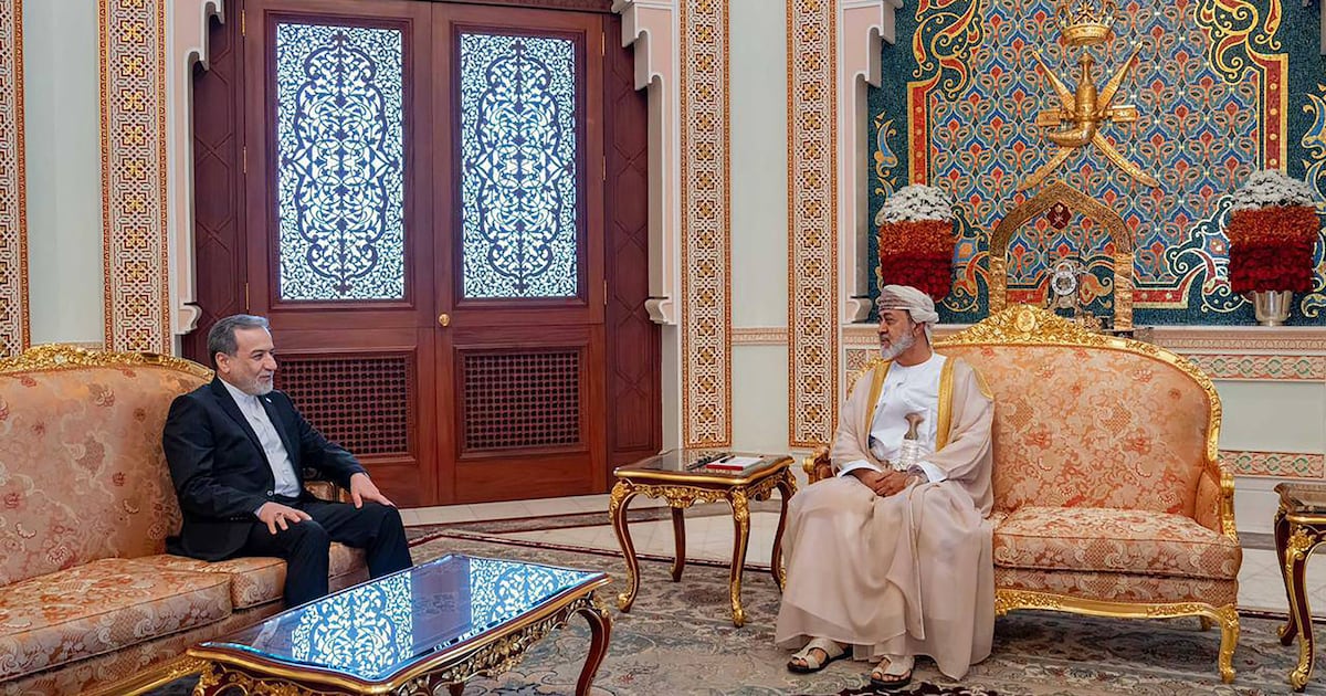 وزير خارجية إيران يلتقي السلطان العُماني في أول زيارة إلى الخليج منذ الحرب