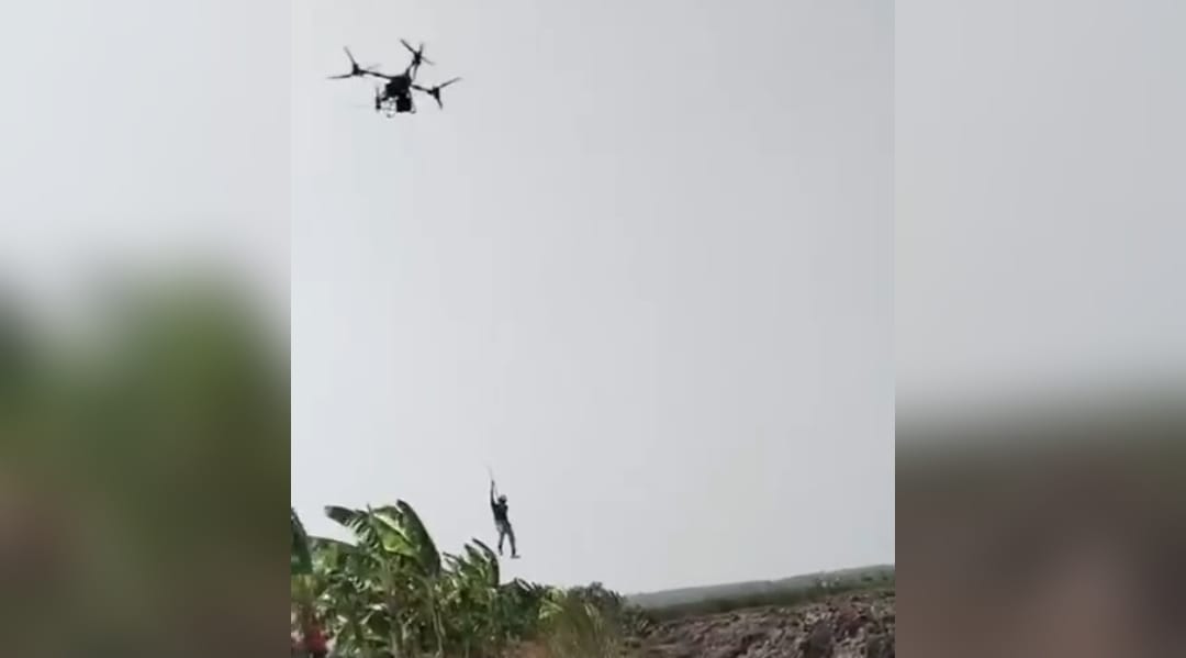 Viral Patani di Tuban Naék Drone: Ukur Eusi Kontén Iseng, Henteu Kanggo Angkut Pagawé
