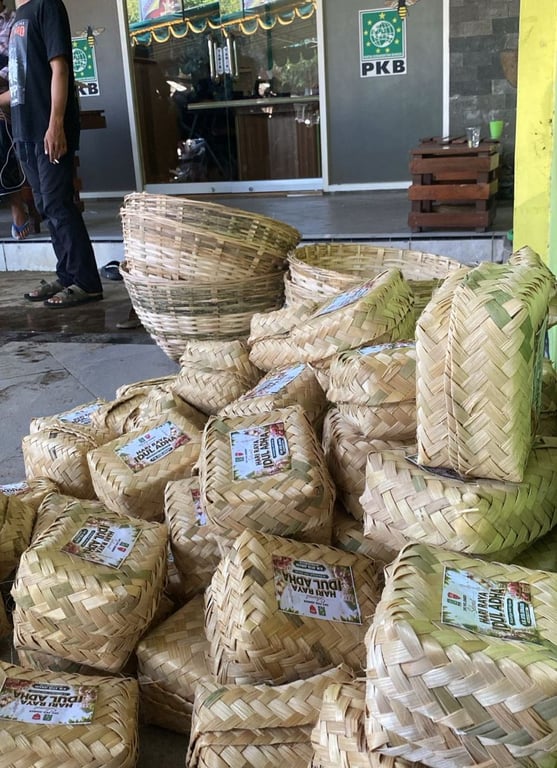 Wujudkan Back to Nature, PKB Jember Ganti Wadah Daging Kurban dari Kantong Plastik ke Besek dan Daun Jati
