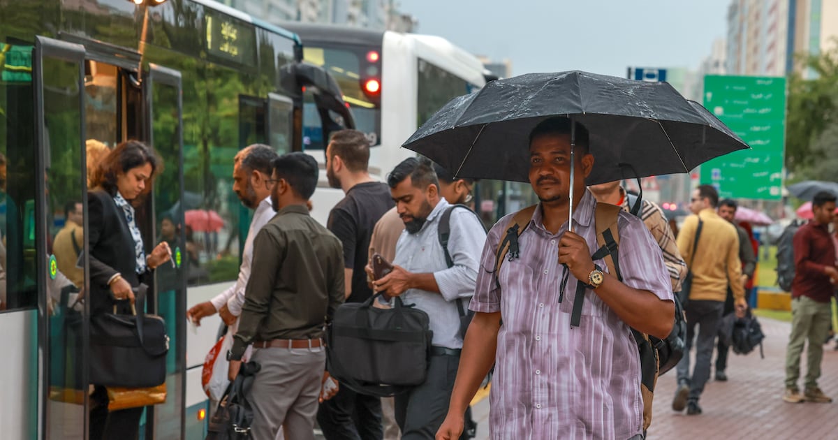 സുരക്ഷാ അറിയിപ്പ്: യുഎഇയിൽ കനത്ത മഴ - യാത്രാ ബുദ്ധിമുട്ടുകളും പിഴകളും