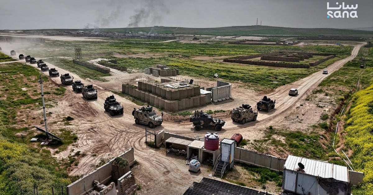 Syria nguwasani pangkalan AS pungkasan, ngumumake rampungé misi anti-ISIS Amerika