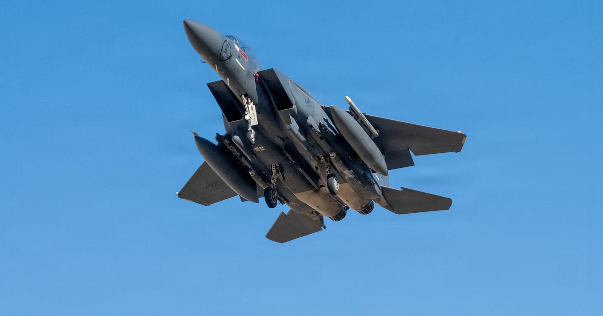 الولايات المتحدة تنفذ عملية 'جريئة' داخل إيران لإنقاذ طيار عالق