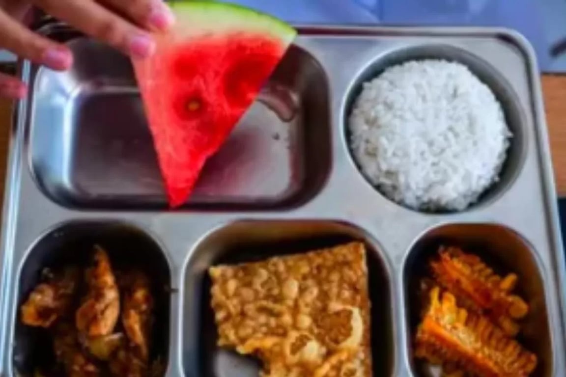 دبیرستان ۱ سیِمس در نامه‌ای به دولت درباره توزیع وعده غذایی رایگان اعتراض کرد: این کار، وظیفه اصلی معلمان را مختل می‌کند