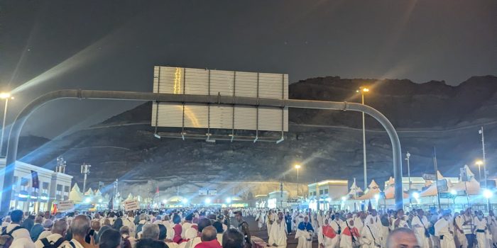 Minglab Jombanglik Hajilar Minoda Haj farzini bajo etmoqda, Keksalarga maxsus yordam ko‘rsatilmoqda
