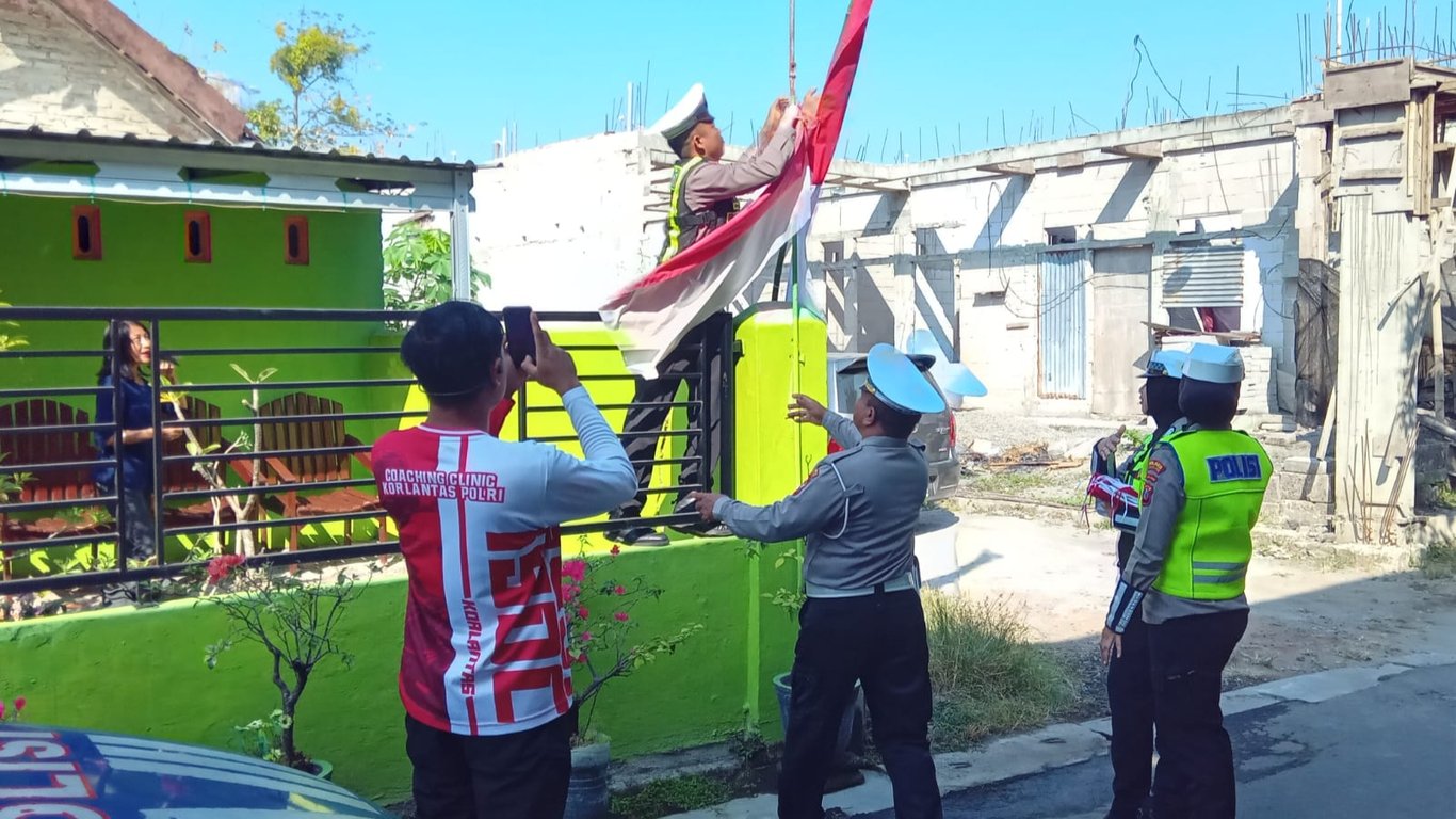 شرطة المرور في نجانجوك تستبدل أعلام المواطنين البالية وتوزع الأعلام الحمراء والبيضاء في الشارع