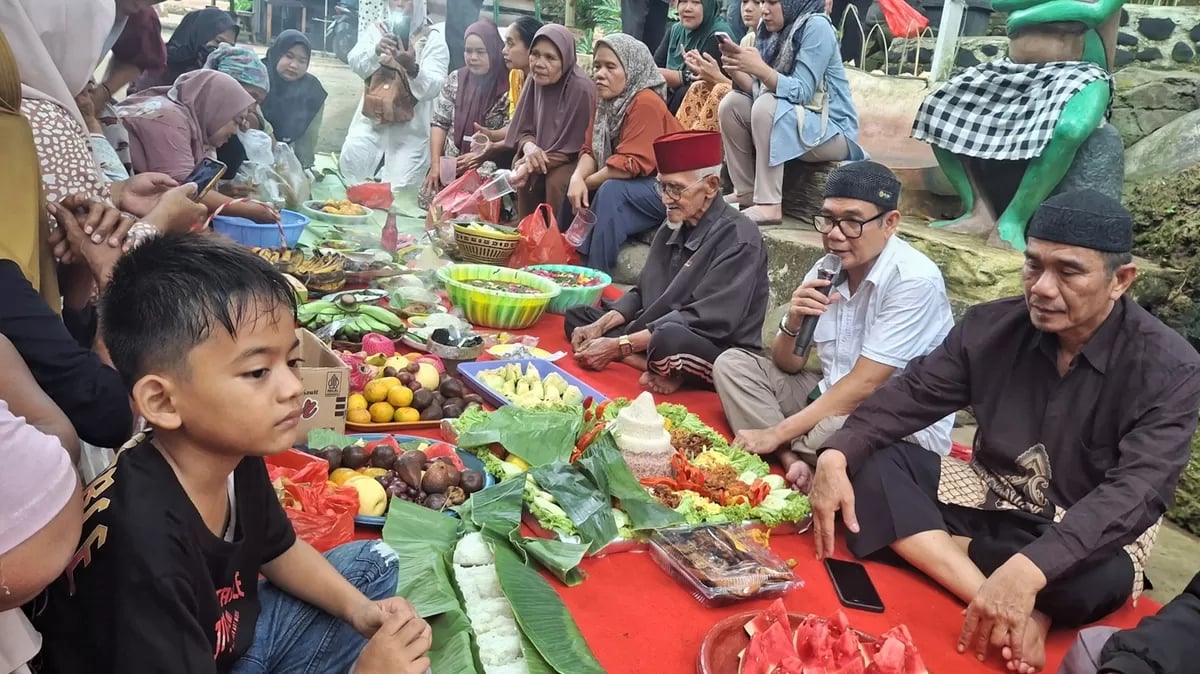 Muddatining oxirida, Kertarahayu qishloq rahbari vorisiga nasihat qoldirdi: Hech qachon Yerga shukrona anʼanasini tark etmang