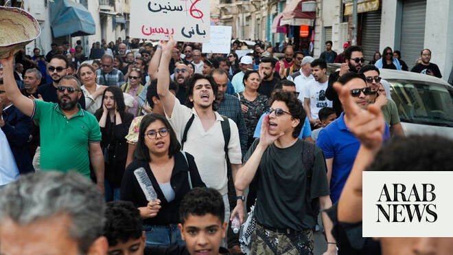 تونسيون يحتجون على سعيّد بسبب الاعتقالات والضائقة الاقتصادية
