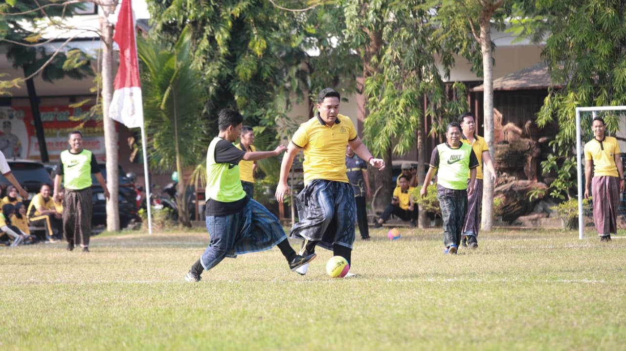 Jombangdagi sarungli mini-futbol turniri, apparatchilar va jurnalistlarning noyob uchrashuvi