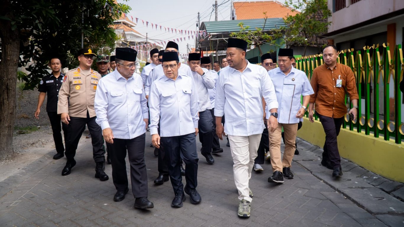 Gresik Industry Grows Rapidly, Coordinating Minister for PM Encourages Vocational School Graduates from Islamic Boarding Schools to Enter the Job Market