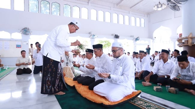 Les Pèlerins d'Aceh Besar Reçoivent la Bénédiction Peusijuek, Rappelés de se Concentrer sur le Culte et la Santé