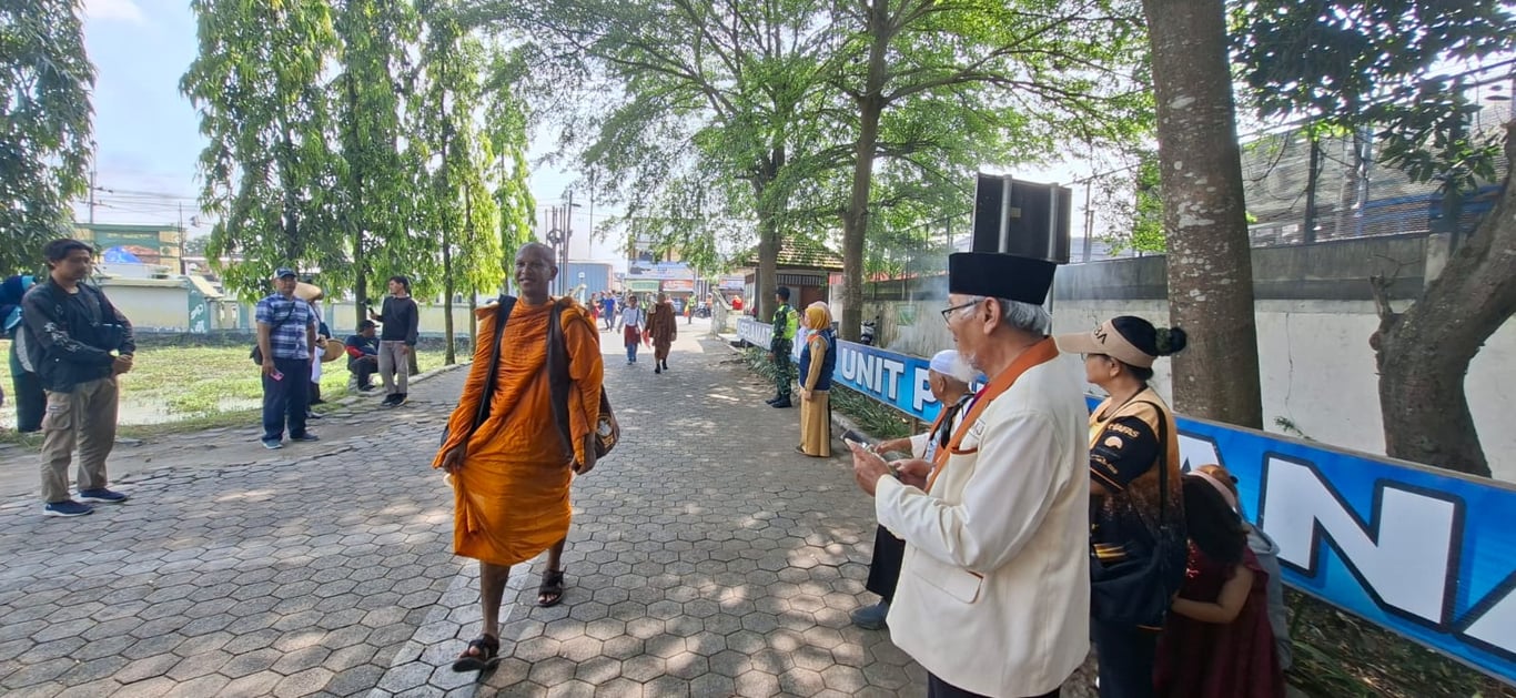 Makundi ya Wamonaki wa Asia Kusini-Mashariki Wawasili Jombang, Watafanya Ziara kwenye Kaburi la Gus Dur