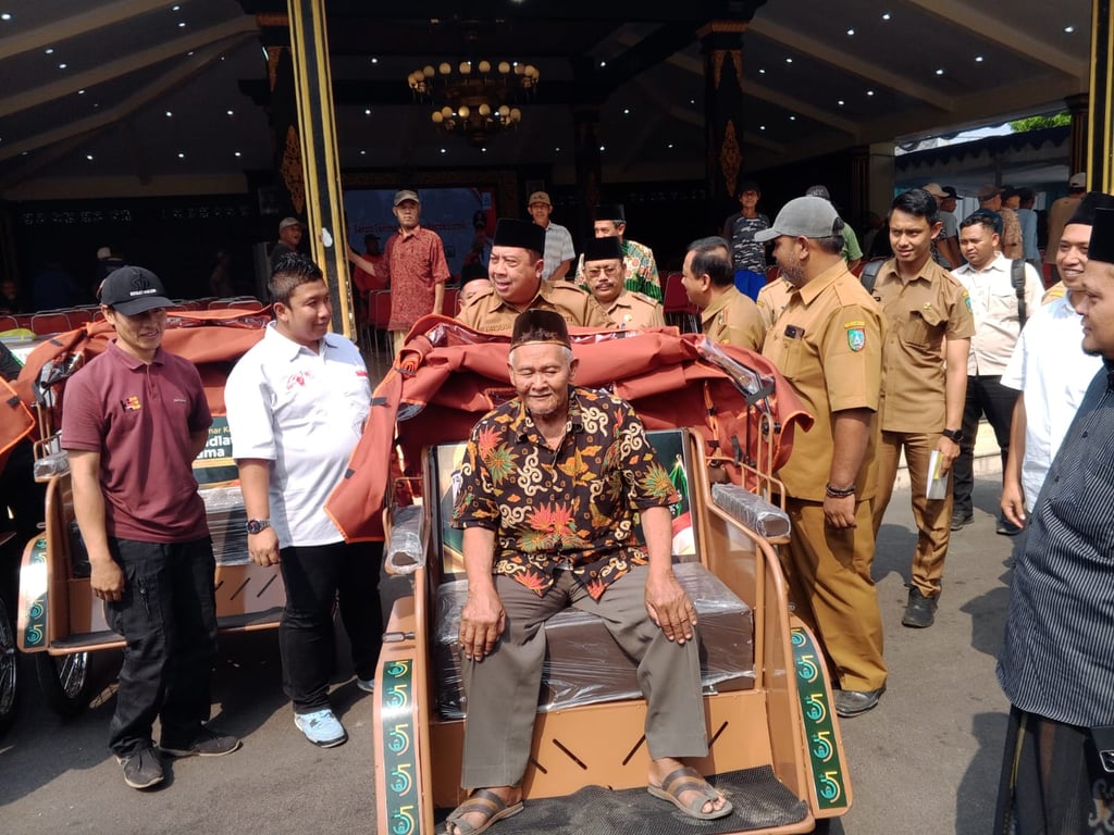 بيكاك كهربائي هدية من الرئيس يُوزَّع على سائقي بيكاك جومبانج، مجاناً لنقل الموكتمرين