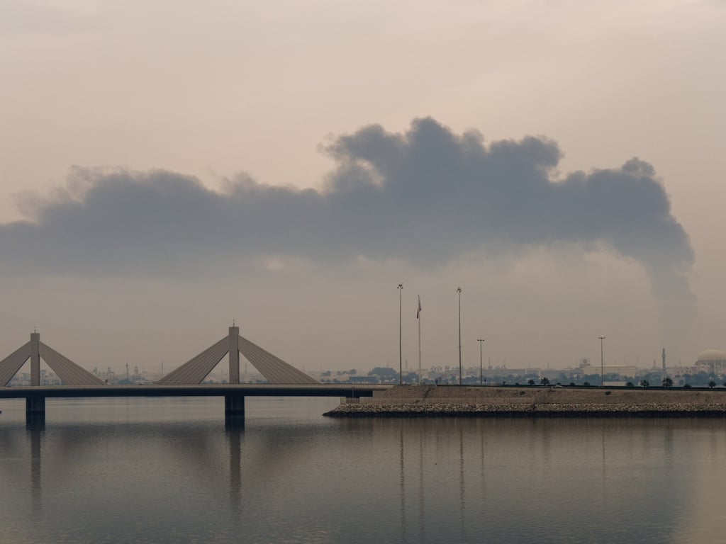 الحرس الثوري الإيراني يستهدف منشآت الألومنيوم في الإمارات والبحرين